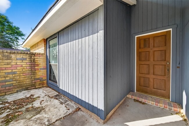Building Photo - 5530 Oak Falls Dr