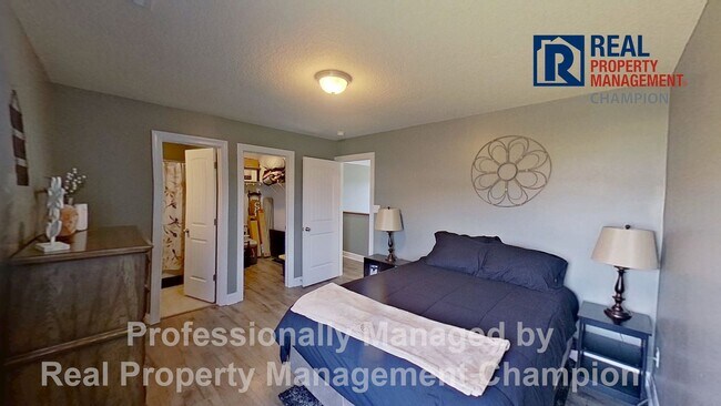 Building Photo - Gorgeous 4 BD/3.5 BA Executive Home w/Spacious Fenced Yard