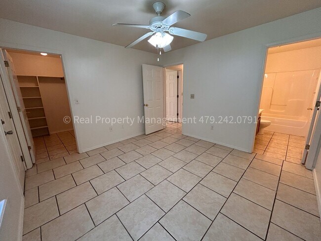 Building Photo - Move In Ready!! Cozy 3 Bed 2 Bath Duplex!