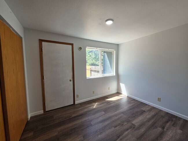 Building Photo - 00141/00142