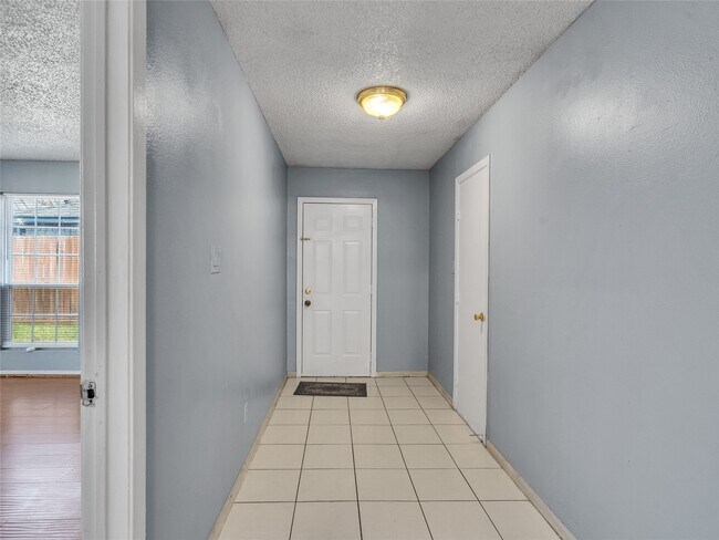 Building Photo - 10919 Pigeonwood Dr