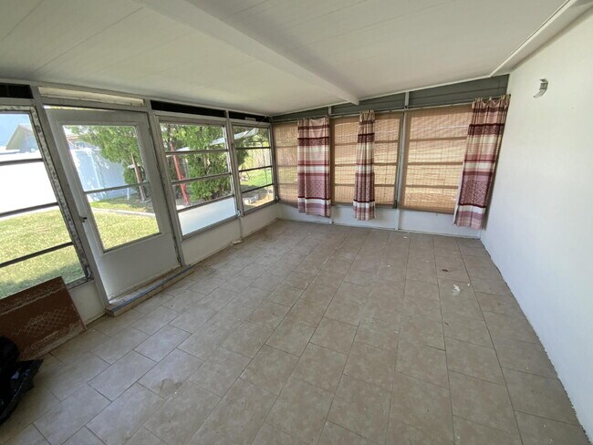 Building Photo - Beautiful 2 bed, 2 updated baths home in the sought-after boating community of Gulf Harbors.