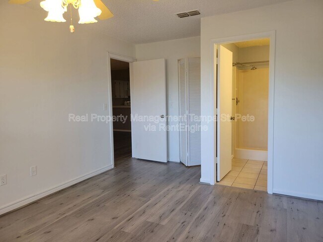 Building Photo - 4903 Myrtle Oak Dr