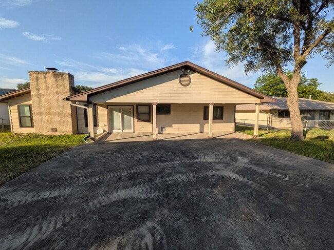 Building Photo - 6618 Cloverbend St