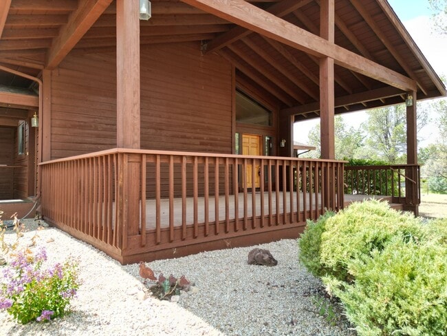 Building Photo - Custom home on 3 acres in Williamson Valley
