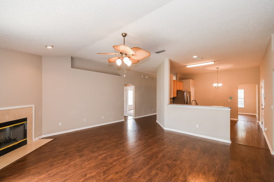 Building Photo - 14011 Crestwick Dr W
