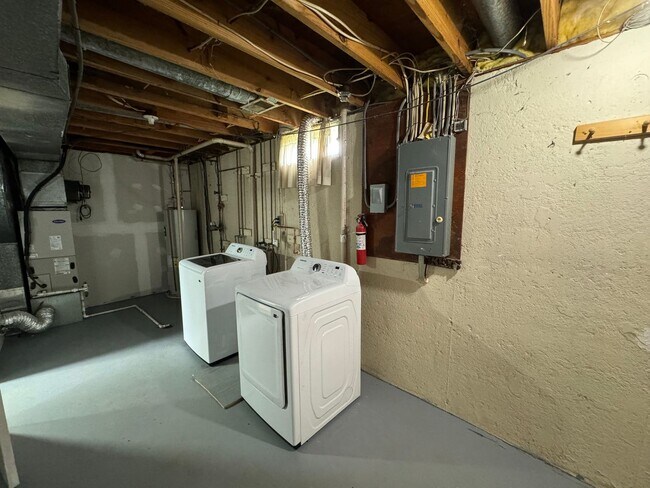Building Photo - Spacious 5 Bed 3 Bath Home Walking Distanc...