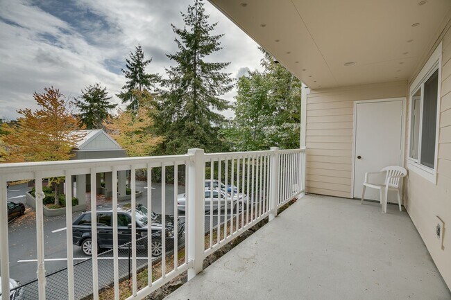 Building Photo - Downtown Mercer Island Condo Available Now!