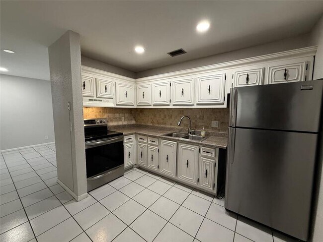 Building Photo - 511 W Kalmia Dr
