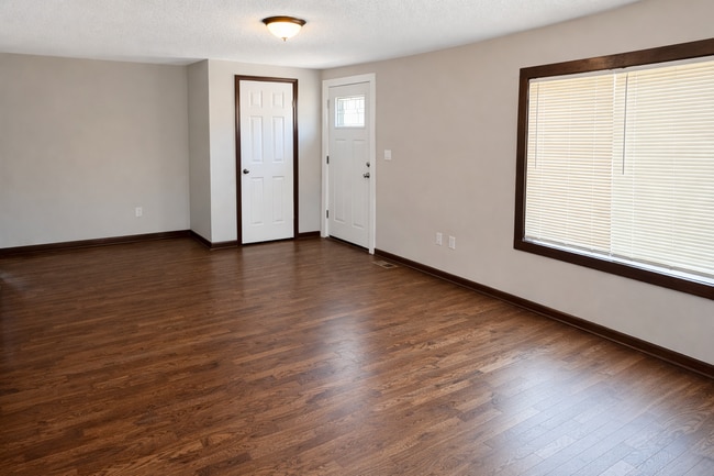 Building Photo - Super Cute Home