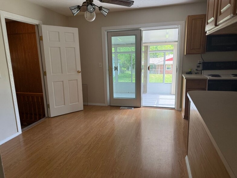 Building Photo - 9358 Bluegate Dr