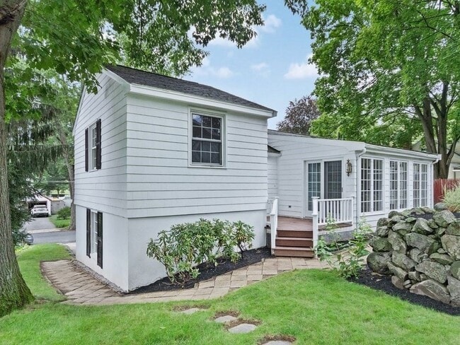 Building Photo - 77 Cabot St