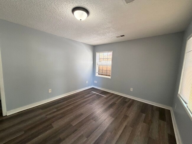 Building Photo - 1300 Robin Hood Ln