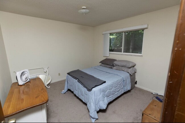Building Photo - 2 Bedroom Duplex with Attached Garage $105...
