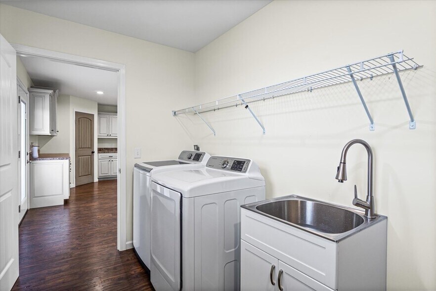 Building Photo - 242 Mirage Dr