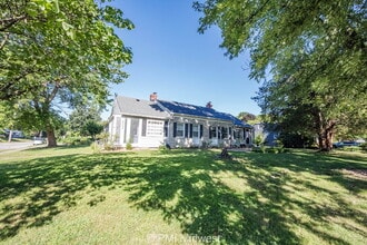 Building Photo - Charming 2 Bed, 1 Bath Duplex with House-L...