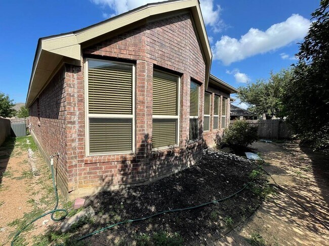 Building Photo - 633 Peregrine Way