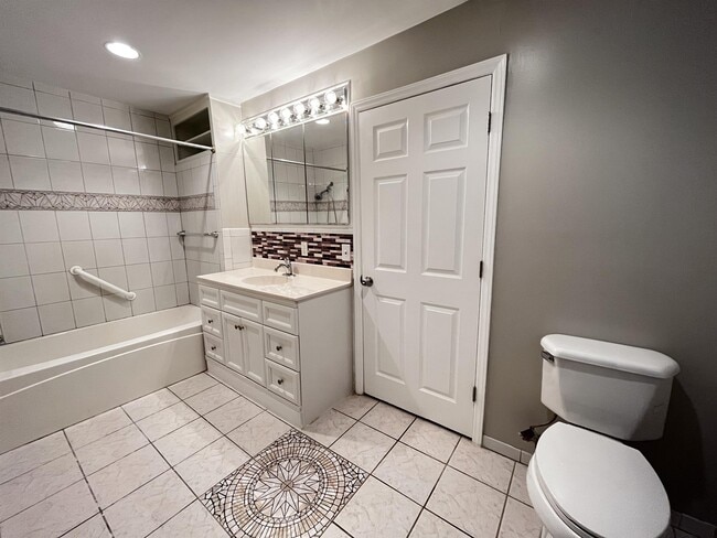 Building Photo - 217 Grove St