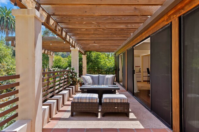 Building Photo - 525 Las Palmas Dr