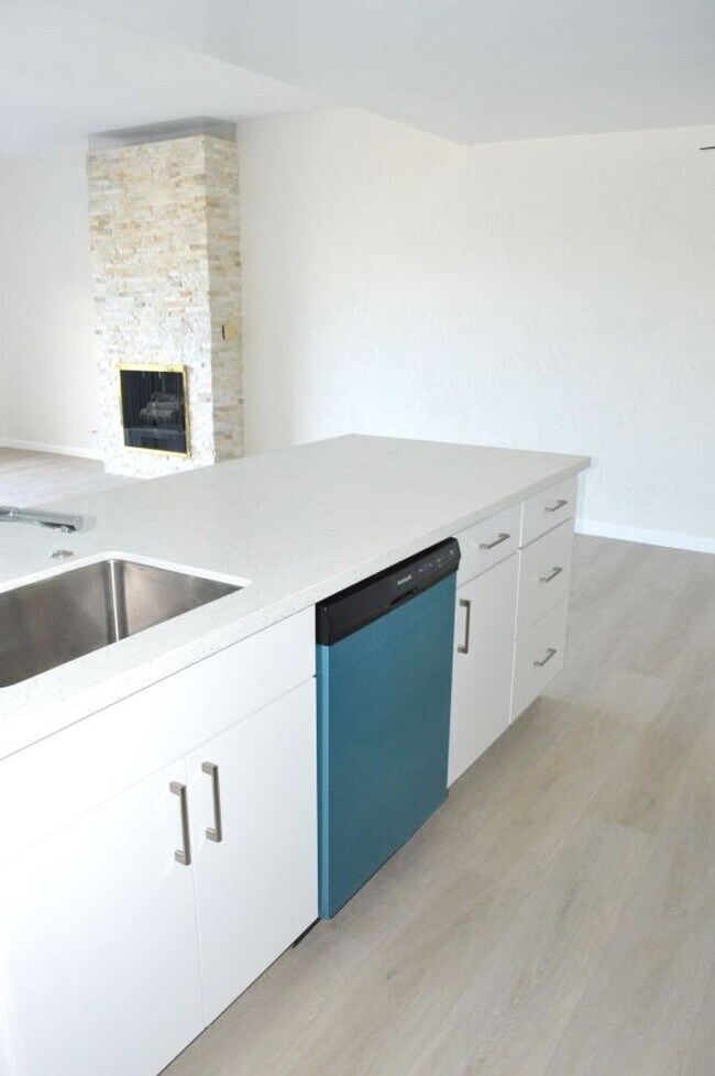 Building Photo - Nicely Updated Top Floor Unit with Bay View