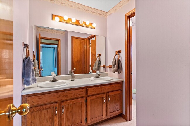 Building Photo - 2422 Cedar Crest Dr