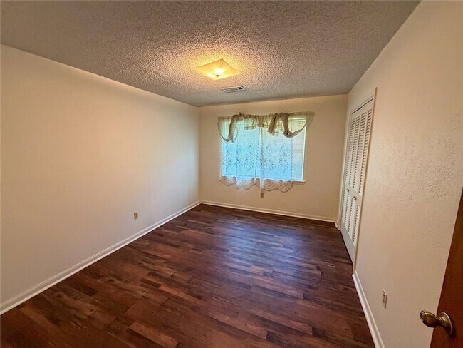 Building Photo - 907 Seymore Cir