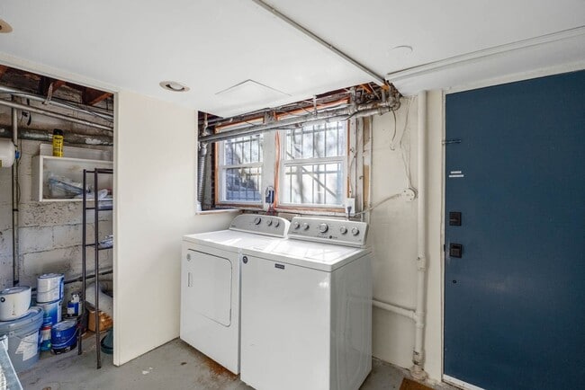 Building Photo - Capitol Hill Townhome | 3 Bed | 2 Bath | 1,350 Sf | Fenced-In Backyard