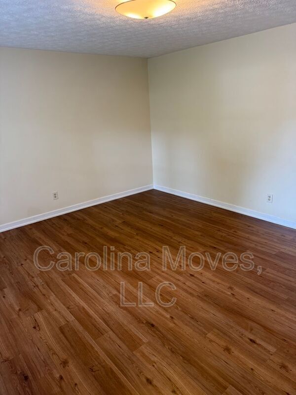 Building Photo - 107 Bismark Dr