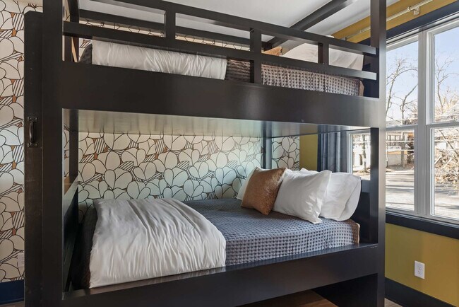 Building Photo - 1315 16th Ave S