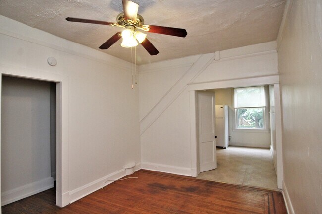 Building Photo - 2026/2027 JHU Off-Campus 3bd/1ba Rowhouse  w/ W/D & rear yard! -Available 6/9/26