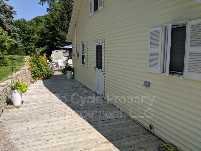 Building Photo - 2421 Lakefront Dr