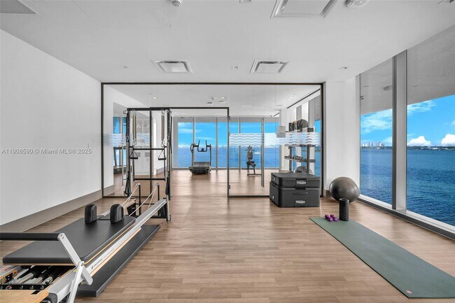 Building Photo - 700 NE 26th Terrace