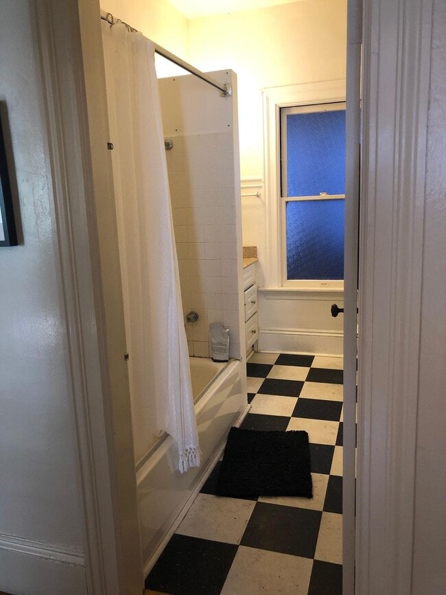 Building Photo - Big bedroom in cozy Single Family House walking distance to the Berkeley Campus. Gustavo Lopez AMSI