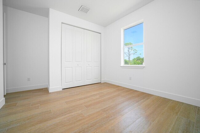 Building Photo - 15245 Brainbridge Cir