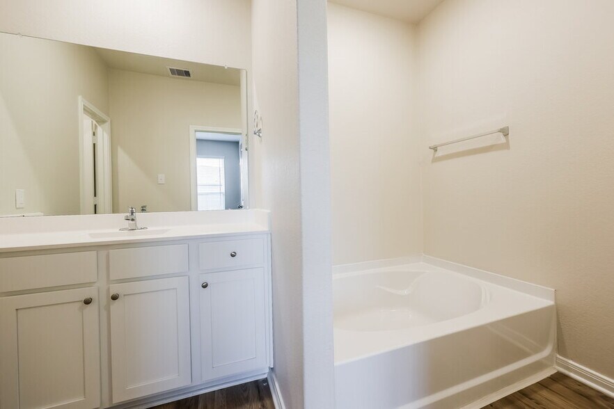 Building Photo - 16458 Honeysuckle Hl Dr