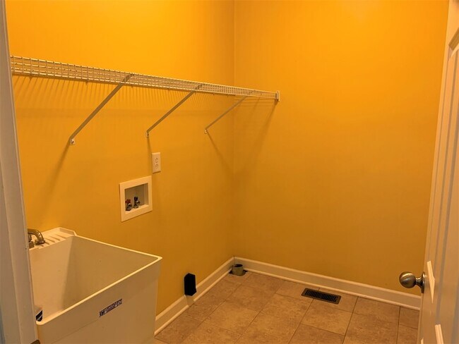 Building Photo - 320 Foundry Cir