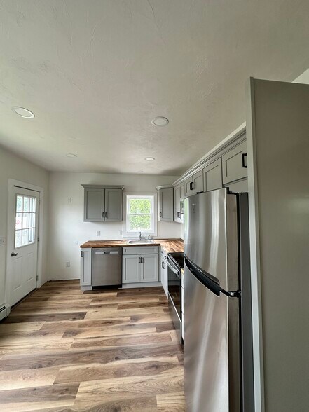 Building Photo - 1587 Fall River Ave