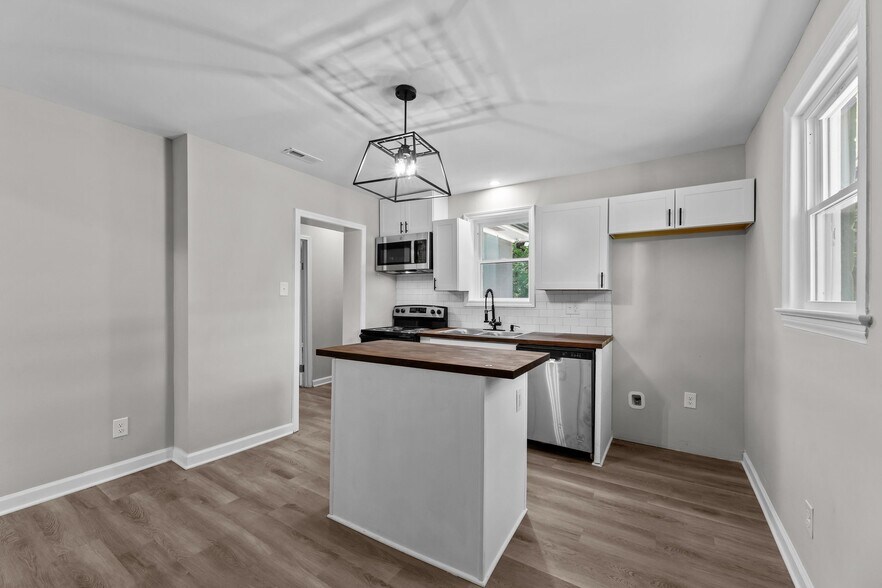 Building Photo - 1424 Springbrook Dr