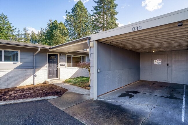 Building Photo - 2 Bedroom 1 Bath Duplex w/ Yard & Parking