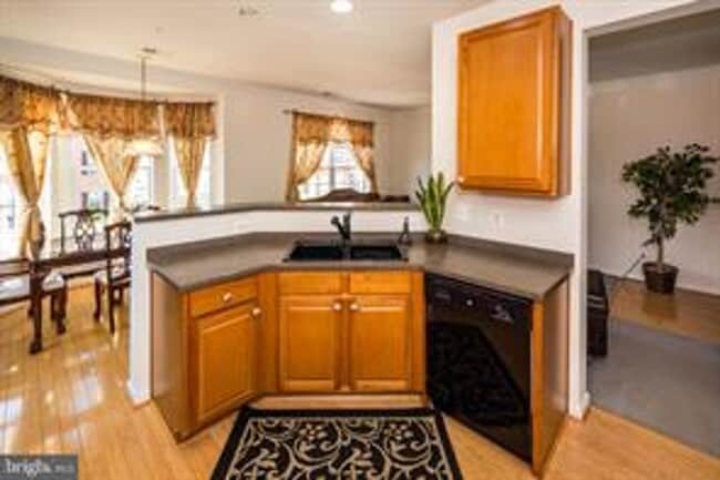 Building Photo - COMING SOON! June 1st - Beautiful Townhouse with 3rd Floor Master Suite!