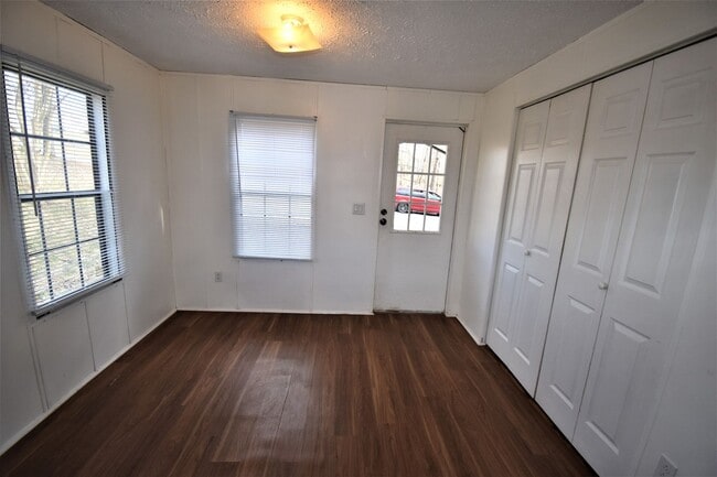 Building Photo - 3 Bedroom Pet Friendly Home For Rent in Th...