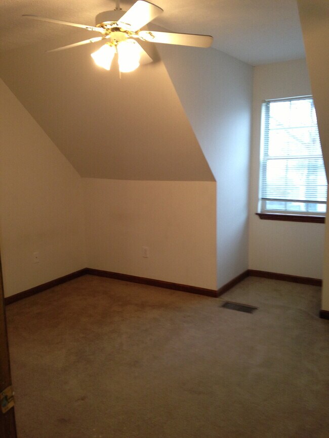 Building Photo - Spacious Single-Occupancy Townhouse Apt | 1.5 Bath + Office Near MSU