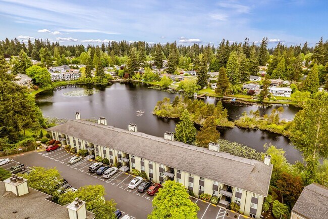 Building Photo - 2 Bedroom 1 Bathroom Lakeside Unit!