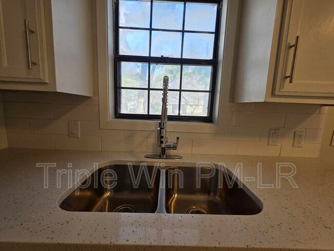 Building Photo - 202 Rosemary Ln