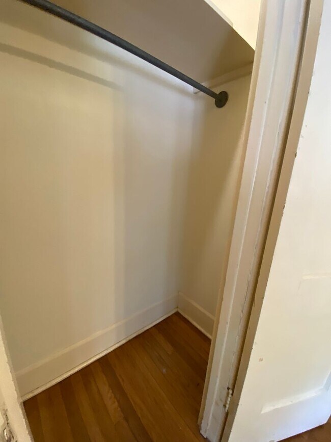 Building Photo - Vintage 1 Bedroom + Study Walking Distant to UT