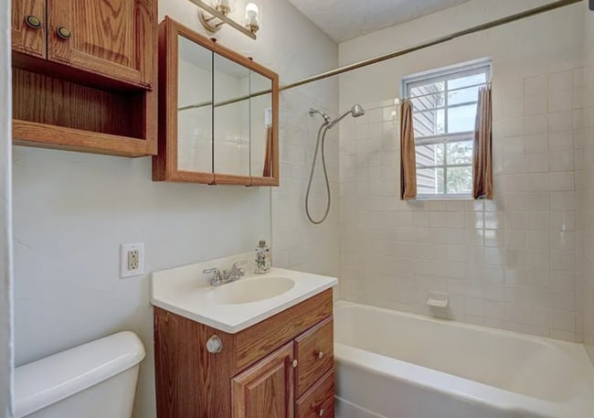 Building Photo - 521 W Acres St