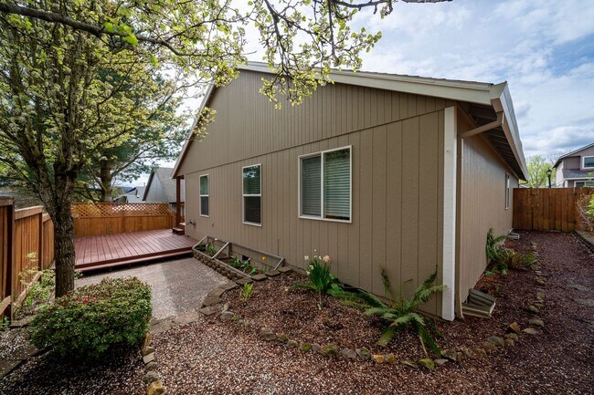 Building Photo - 14046 SE Summerfield Loop