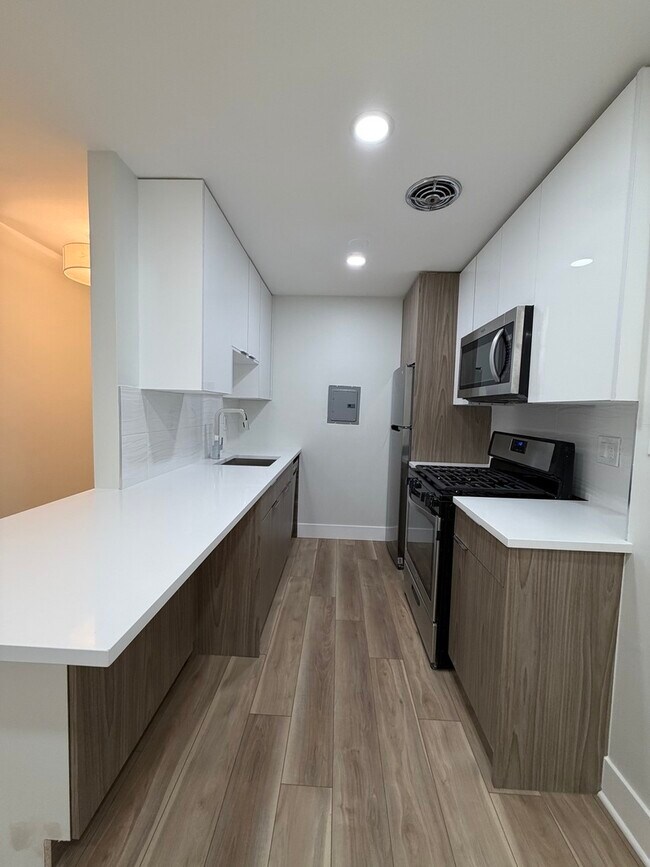 Building Photo - 452 W Aldine Ave