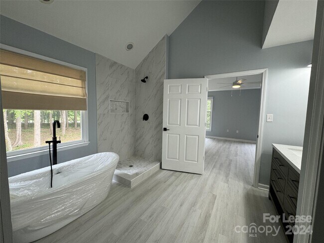 Building Photo - 129 Southhaven Dr