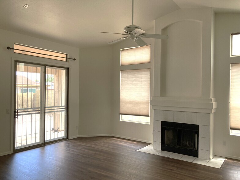 Family room - 3440 E Southern Ave